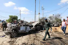 Při útoku v ranní špičce v Mogadišu zemřely desítky lidí. Exploze zasáhla autobus se studenty