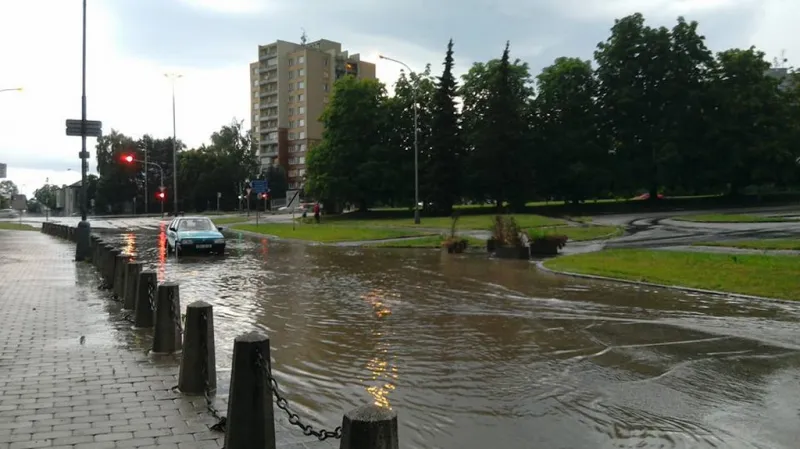 Po prudké bouřce zůstaly v Karviné zaplavené sklepy, podejzdy i některé ulice