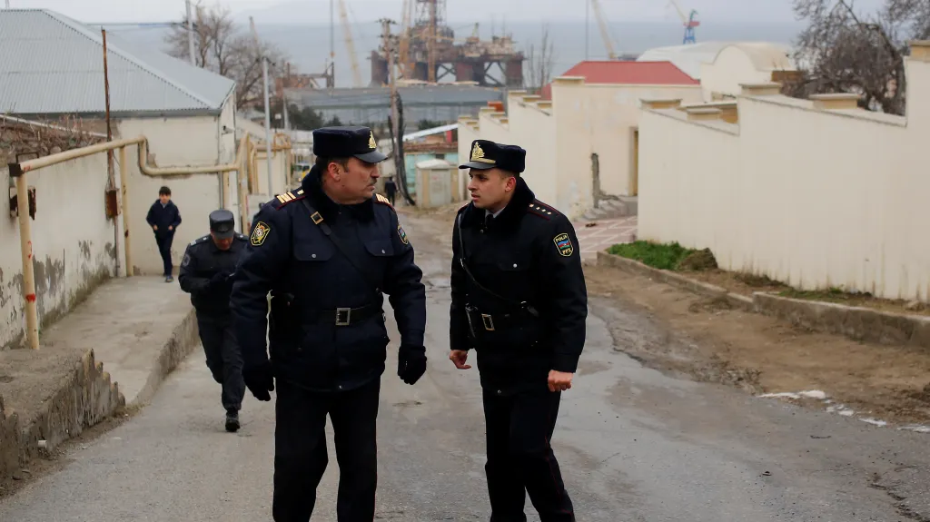 Ázerbájdžánská policie poblíž místa neštěstí