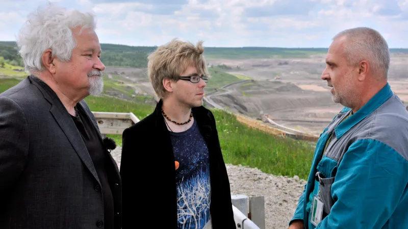 Natáčení portrétu o Petru Pithartovi pro cyklus Expremiéři (Jaroslav Kratochvíl uprostřed)