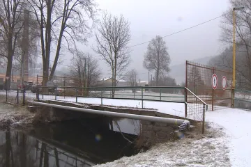 Velký Dřevíč je bez mostu přes řeku. Hrozí jeho zřícení