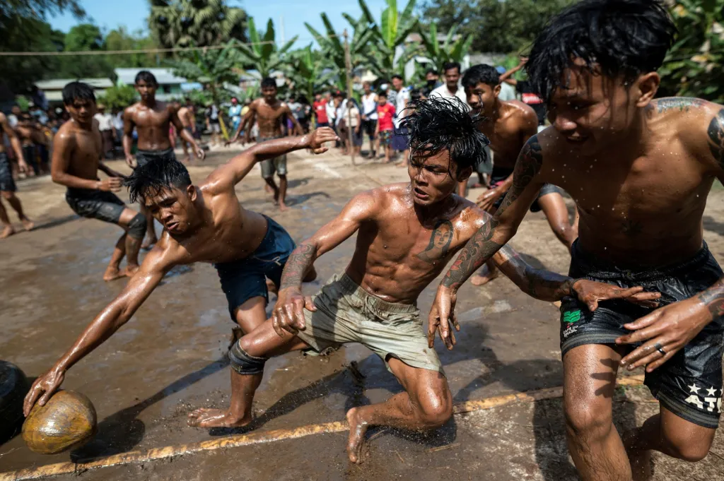 Mladí muži z Myanmaru oslavili netradičním způsobem Den nezávislosti své země. Během třiasedmdesátých oslav uspořádali turnaj ve fotbale, kde míč nahradil naolejovaný kokosový ořech a místo trávy se utkání odehrálo na blátě