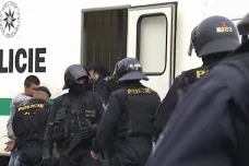 Policie obvinila 12 cizinců z převaděčství. Pašovali lidi z jihovýchodní Asie do Německa
