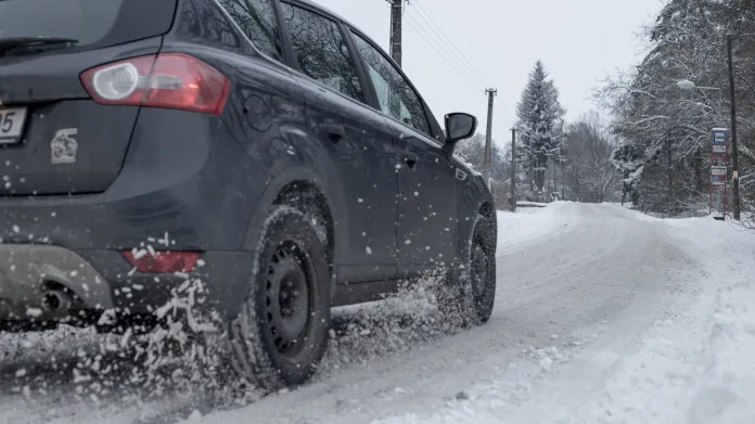 Sníh a ledovka komplikuje dopravní situaci ve Středočeském kraji