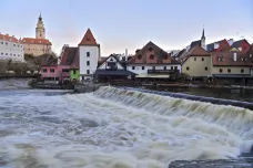 Vltava v Českém Krumlově klesla na druhý stupeň, hladiny se zklidňují