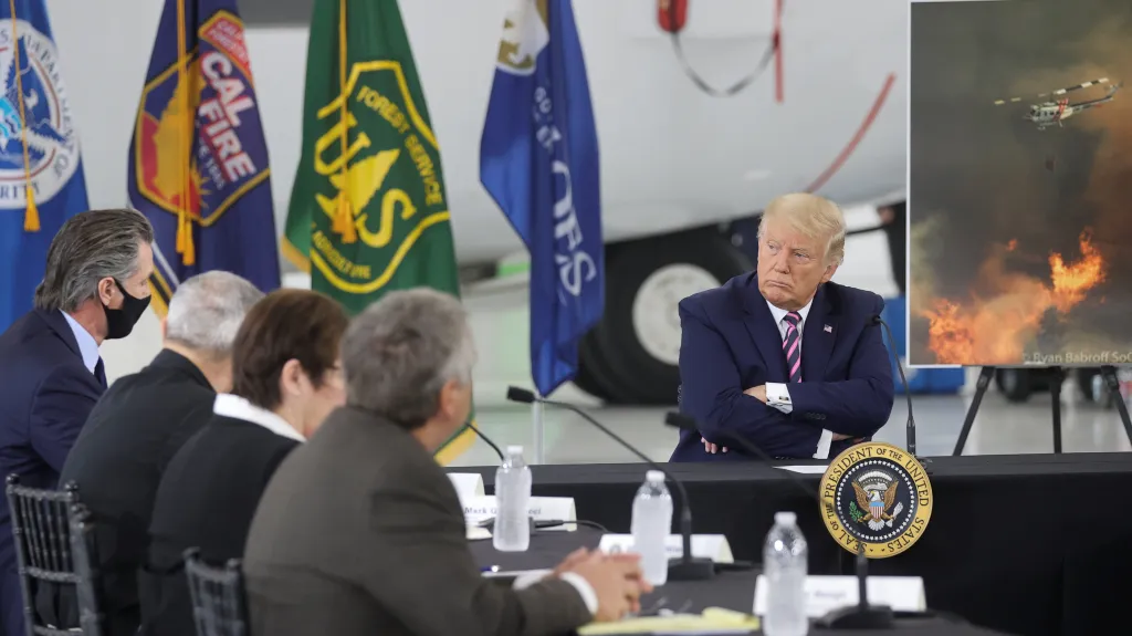 Americký prezident Donald Trump při brífinku ke kalifornským požárům