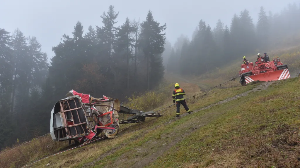 Drážní hasiči odstraňují kabinu lanovky
