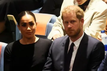 Harry a Meghan tvrdí, že honička s fotografy téměř skončila katastrofou