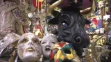 Pestrobarevné masky patří k benátskému karnevalu celá staletí