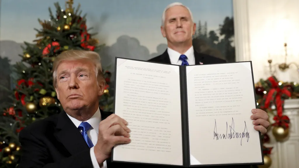 Donald Trump podepsal prohlášení, v němž USA uznávají Jeruzalém jako hlavní město Izraele