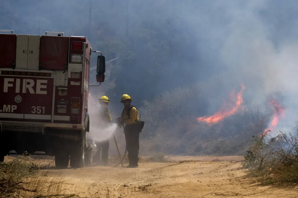 Hasiči bojují s lesními požáry v Kalifornii