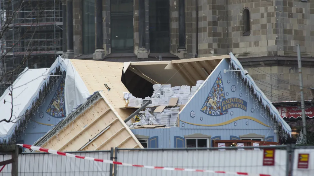 Zničený stánek na berlínském adventním trhu