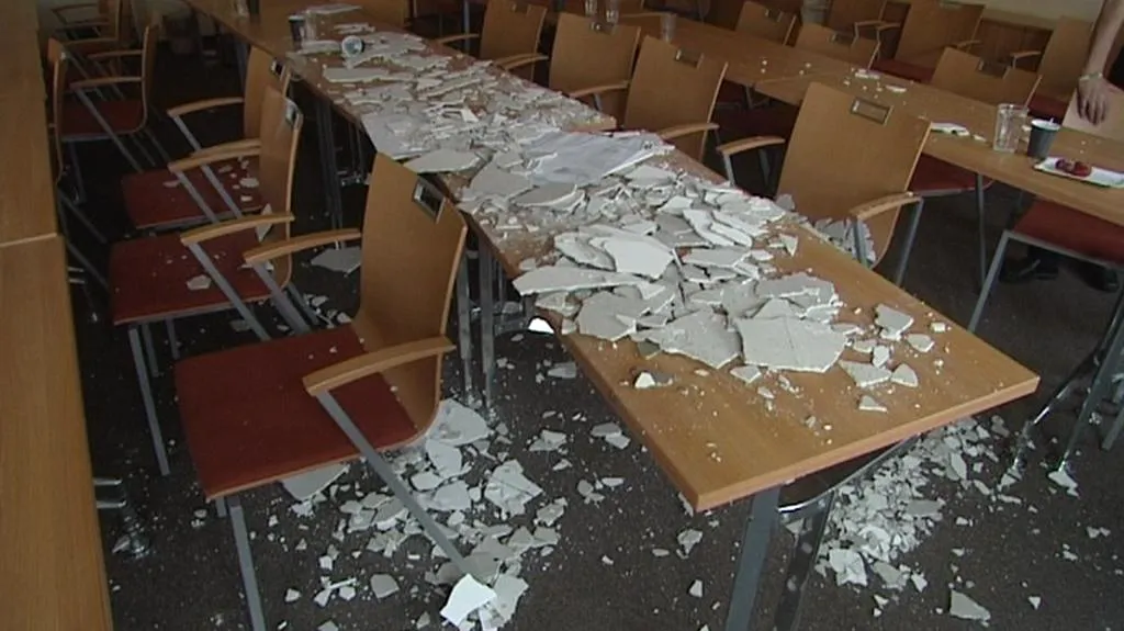 Spadlá omítka v sále královéhradeckého úřadu