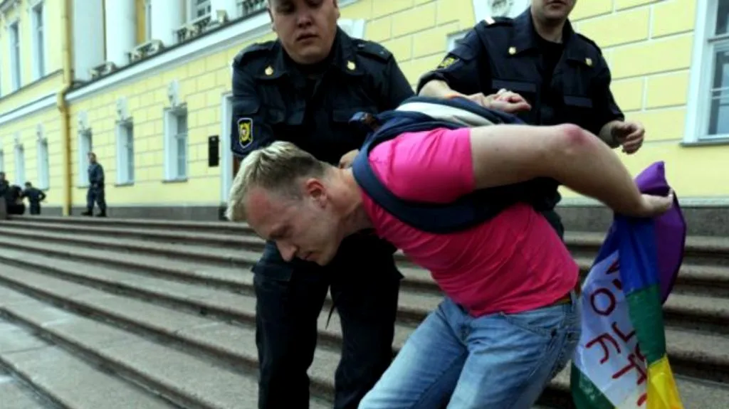 Gay aktivista zadržen policií během gay pride v Petrohradě v červnu 2011