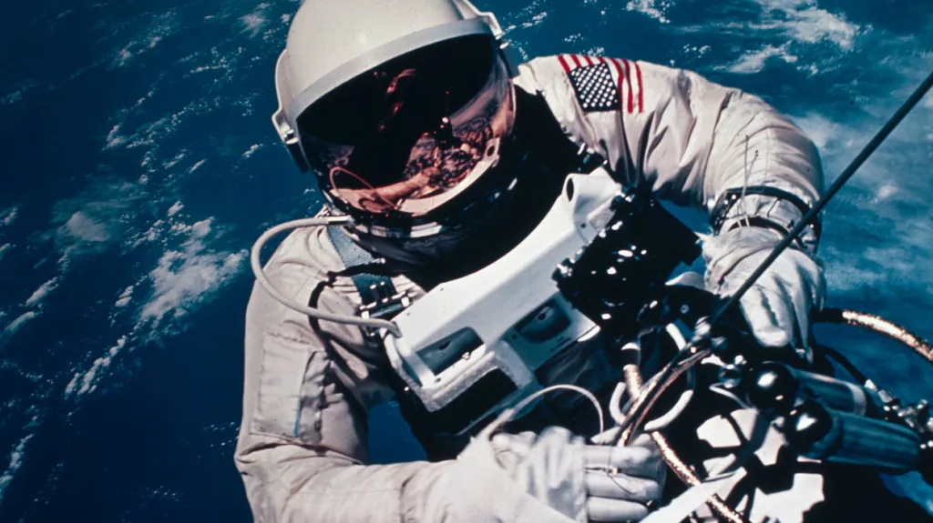 Ed White byl prvním Američanem ve volném vesmíru