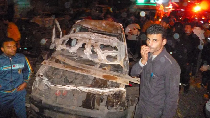 Nastražený automobil po explozi před policejním velitelstvím