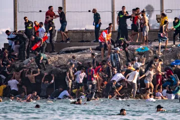 Tisíce Maročanů pronikly do španělského města Ceuta, policii tam podpoří armáda
