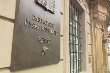 Vláda by měla usilovat o omluvu a kompenzace od Ruska, shodl se senátní výbor