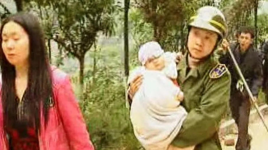 Čínský voják s dítětem