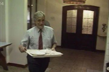 30 let zpět: Jakým privilegiím se těší ministři federální vlády?