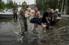 V Rusy vyrabovaném Chersonu chybí i lopaty i kýble, evakuace je složitá, líčí český dobrovolník
