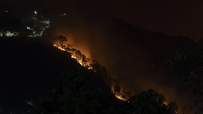 Lesní požár v Indii na konci dubna