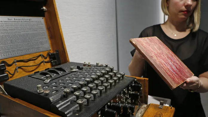 Turingovy zápisky a jeden z exemplářů stroje Enigma