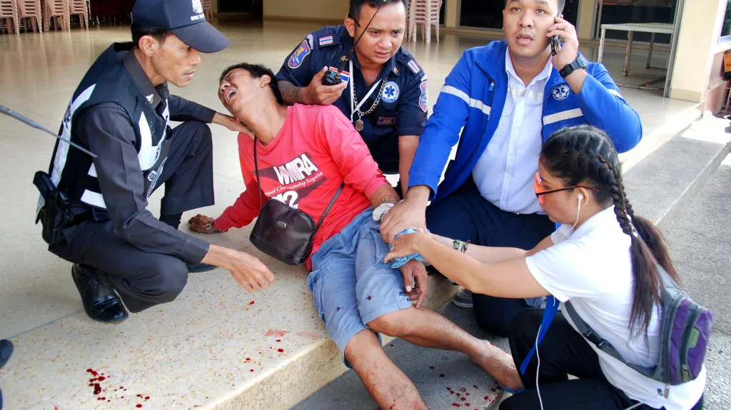 Záchranáři ošetřují v resortu Hua Hin zraněné po výbuchu