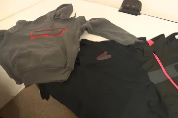 Zabavené padělky módního oblečení pomáhají chlapcům z výchovného ústavu