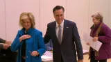 Mitt Romney s manželkou ve volební místnosti