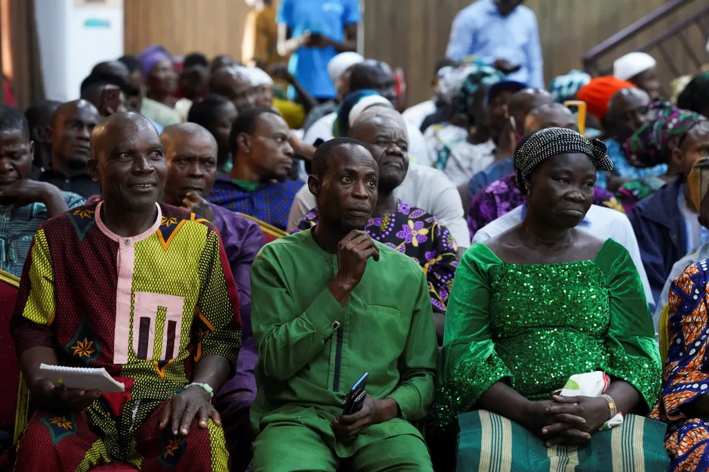 Společnost také v posledních třech letech nasadila stovky terénních agentů, aby školili „své“ farmáře v dodržování nigerijských zákonů včetně těch proti dětské a nucené práci, a najala 35členný tým pro udržitelnost, který spolupracuje se společností Meridia, specialistou na ověřování dat se sídlem v Amsterdamu