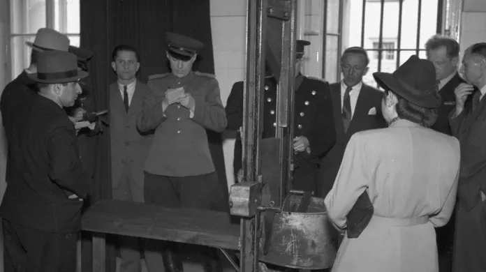 Zahraniční delegace si prohlíží pankráckou gilotinu - rok 1946