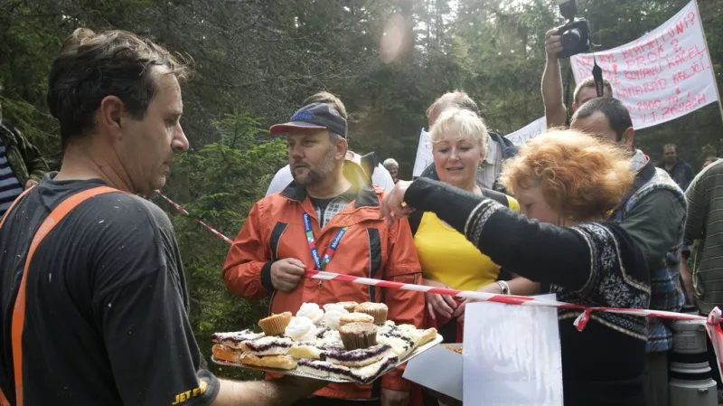 Obyvatelé Šumavy rozdávají těžařům koláče