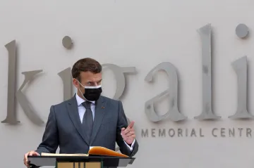 Macron požádal Rwanďany o odpuštění za genocidu. Francie ale spolupachatelem nebyla, řekl