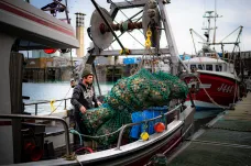 Spory o rybolov pokračují. Francouzští rybáři blokovali tunel pod Lamanšským průlivem