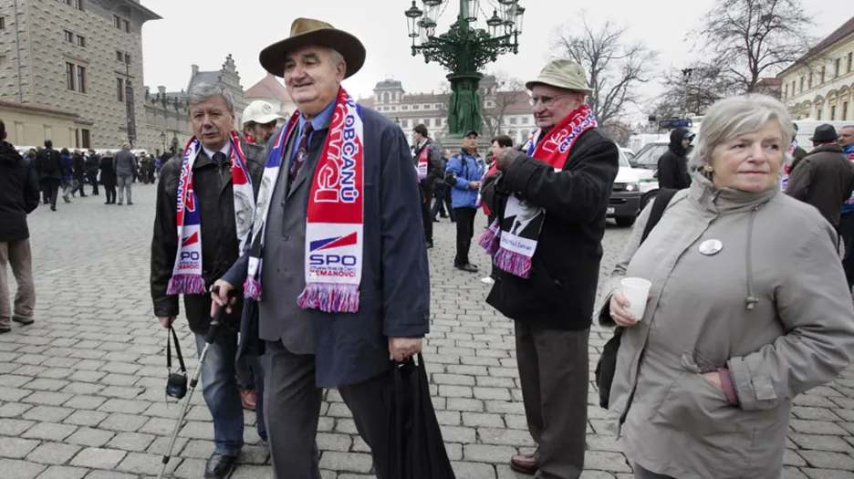 Příznivci Miloše Zemana na Pražském hradě