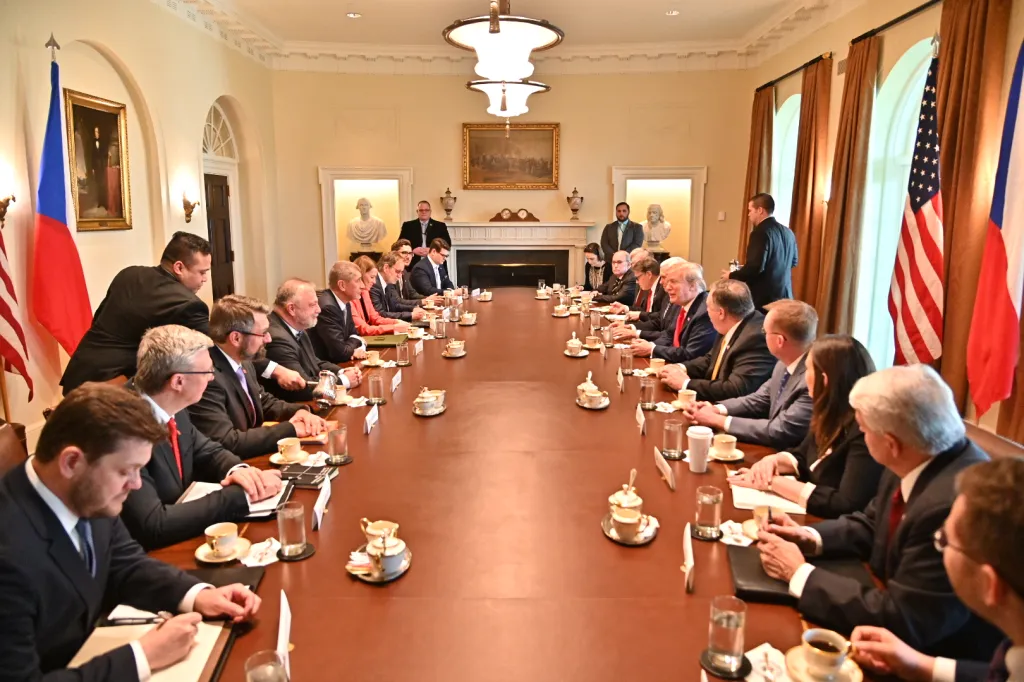 Setkání českého premiéra a amerického prezidenta za přítomnosti dalších delegátů v Bílém domě.
