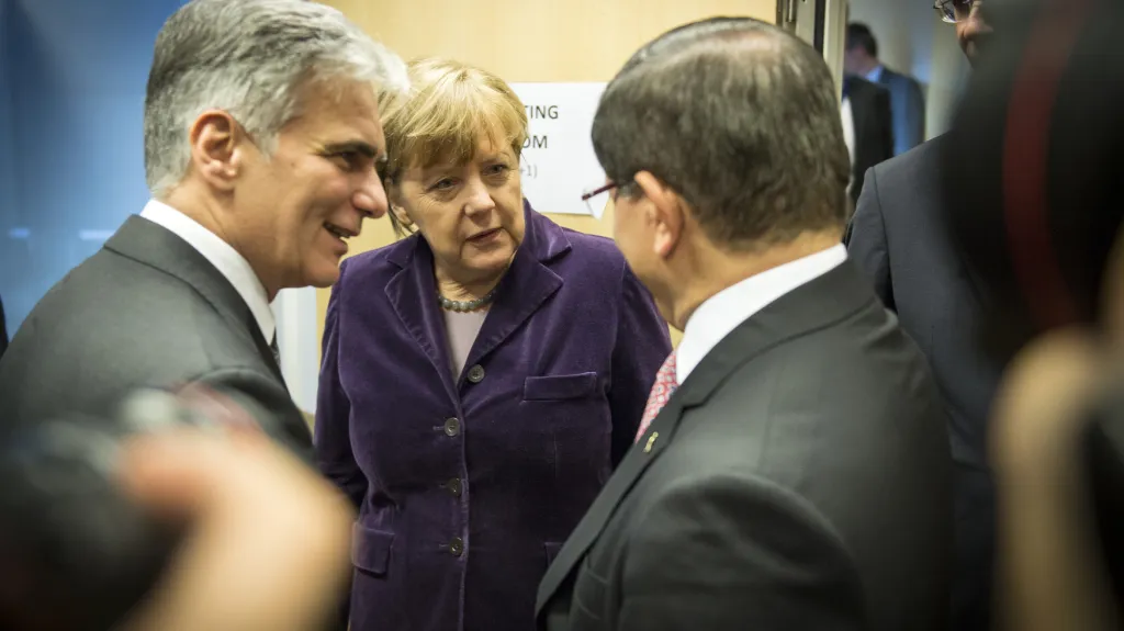Werner Faymann, Angela Merkelová a Ahmet Davutoglu