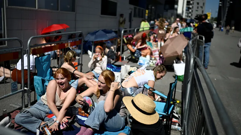 Fanoušci čekají na koncert Taylor Swiftové ve Stockholmu