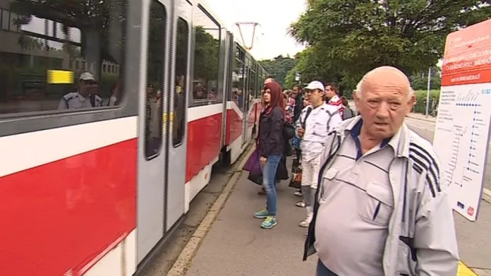 Cestující musí z vlaků přesednout do tramvají