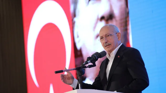 Opoziční lídr Kemal Kilicdaroglu promlouvá k svým spolustraníkům z CHP