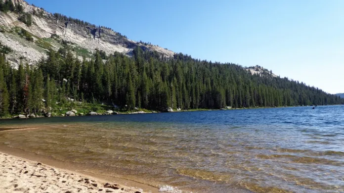 Jezera na cestě do Yosemitského národního parku