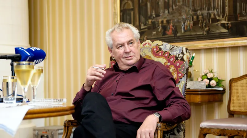 Po devíti měsících v úřadu popularita prezidenta Zemana klesá. Kladně ho hodnotí jen 15 procent občanů, neutrálně 42 procent a negativně 38 procent. Vyplývá to z průzkumu agentury Focus pro deník MF Dnes. V České republice je pravděpodobně osobností roku.