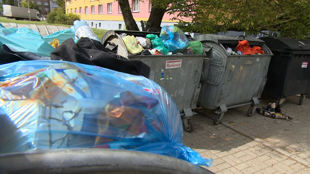 Některé kontejnery v Plzni už dva týdny nikdo nevyvezl