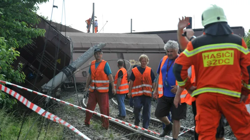 Vykolejení nákladního vlaku u Topolan