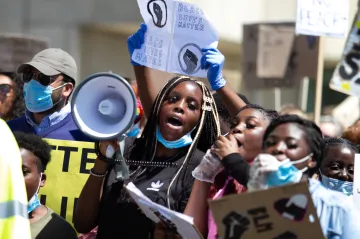 Buckinghamský palác podporuje hnutí Black Lives Matter, uvedl poradce královny