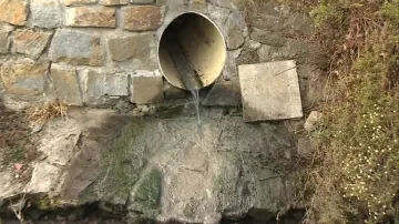 Voda odtéká přímo do potoka
