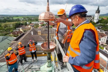 Litoměřická věž ukrývá poselství přístím generacím. Doprovází jej noviny nebo soupis cen