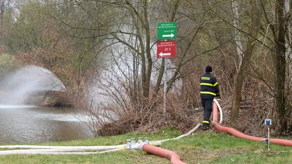 Hasiči vytváří mlhu, která podporuje odpařování benzenu z jezera v Hustopečích nad Bečvou