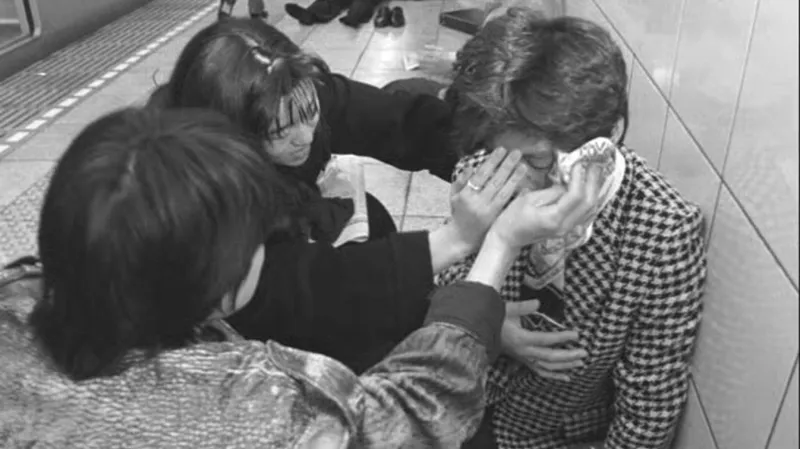 Útok sarinem v tokijském metru v roce 1995